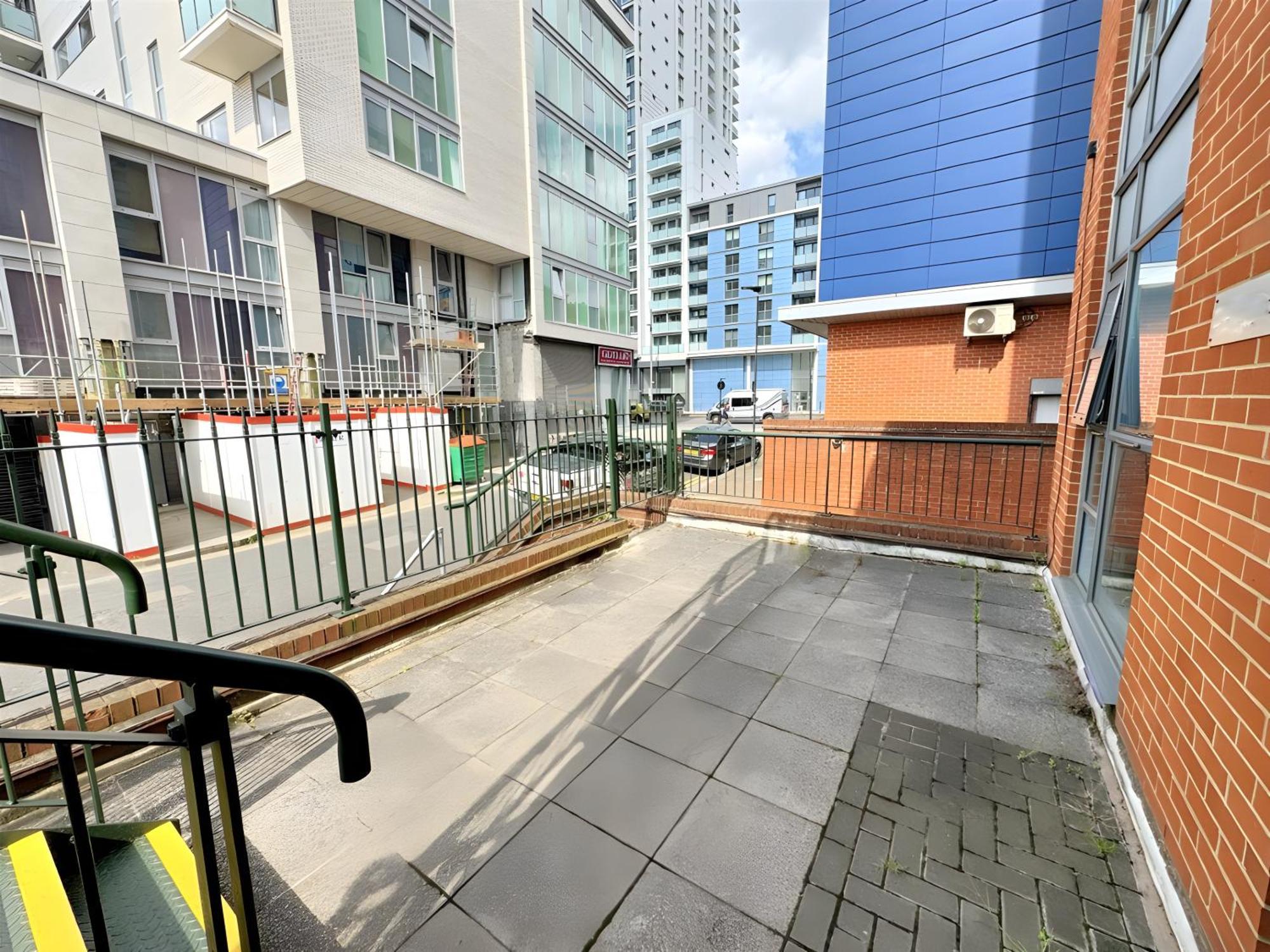 Stylish 2-bed In Stratford Apartment